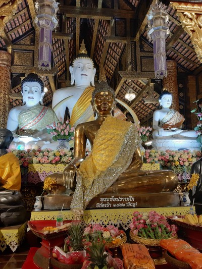 พระพุทธรูปสีขาวงดงามทุกองค์เลย