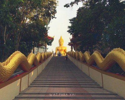 บันไดทางขึ้นไปสักการะพระใหญ่