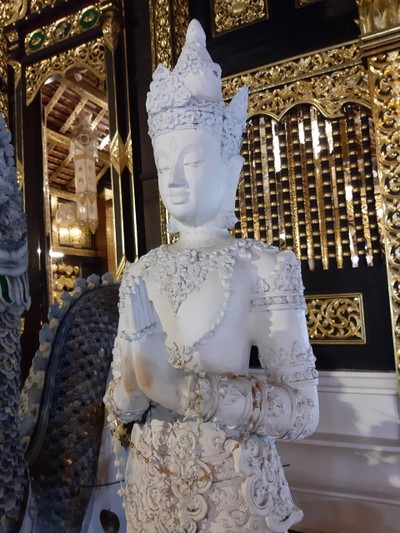 รูปปั้นมีลวดลายอ้อนช้อยงดงาม