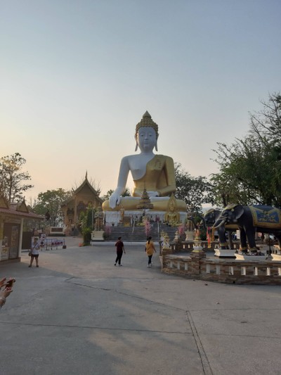 ในที่แห่งนี้ศักดิ์สิทธิ์มากๆผู้คนหลั่งไหลมาไหว้เยอะเลย