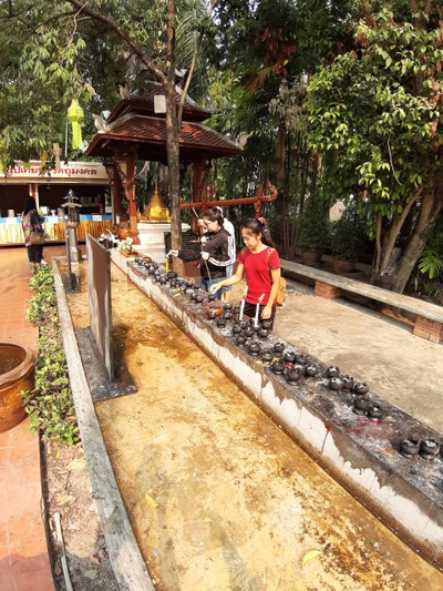 บริเวณทำบุญจุดเทียน