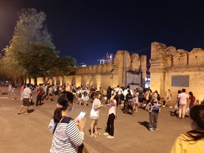 ถ่ายกับประตูท่าแพสักหน่อย