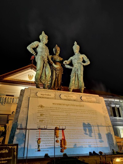 พระบรมราชานุสาวรีย์ของพระมหากษัตริย์ไทย 3 พระองค์ ผู้สร้างเวียงเชียงใหม่
