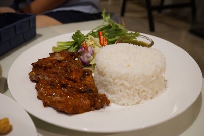 สำหรับเมนูนี้ 90 บาท หมูกอกับข้าว อร่อยสุดยอดน้ำตาจะไหล