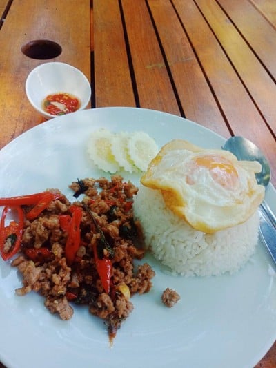 กระเพราไก่ไข่ดาว
