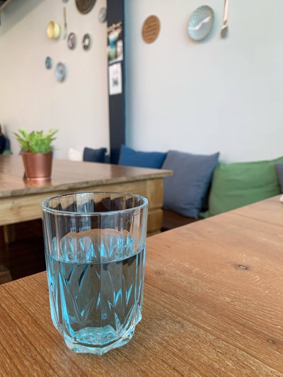 น้ำดื่มอัญชันจางๆ