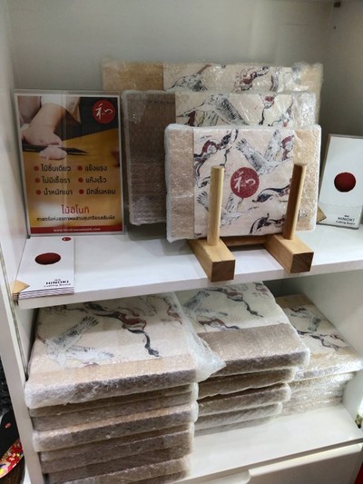 เขียงทำจากไม้ HINOKI มีกลิ่นหอมๆ เป็นเอกลักษณ์ แต่ราคาไม่เบาเลยนะ