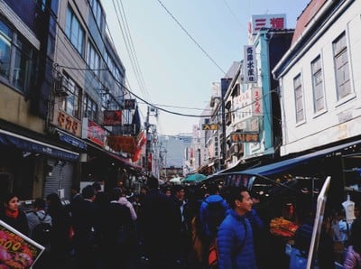 บรรยากาศในตลาดปลา Tsukiji ครับ ของกินเยอะมากก มีแต่สดๆเป็นๆ 555