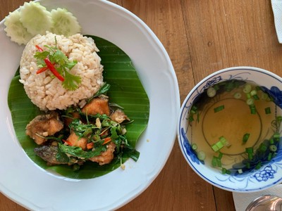 กระเพราปลาแซลมอน