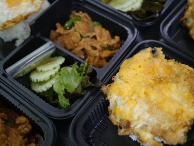 ข้าวหมูพริกแกงใบมะกรูด/ไข่ดาว ราคากล่องละ 60 บาท