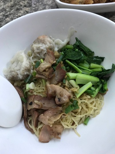 บะหมี่แห้ง เกี๊ยวกุ้ง หมูแดง