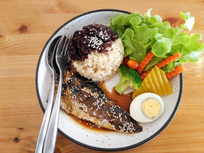 ข้าวกล้องปลาซาบะย่าง