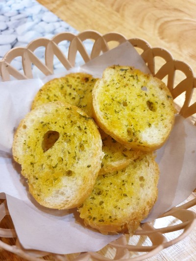 ขนมปังกระเทียม