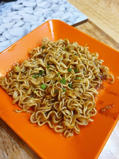 เส้นมาม่าคลุกซอสเกาหลี