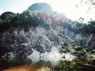 ช่วงมีน้ำ น้ำก็จะปิดทางเดินเข้าไป ทำให้ลุยไปไม่ได้