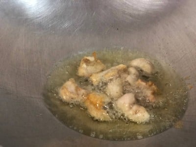 วิธีทำ หนังไก่ทอดกรอบเคลือบซอสเกาหลี วิธีทำ หนังไก่ทอดกรอบเคลือบซอสเกาหลี