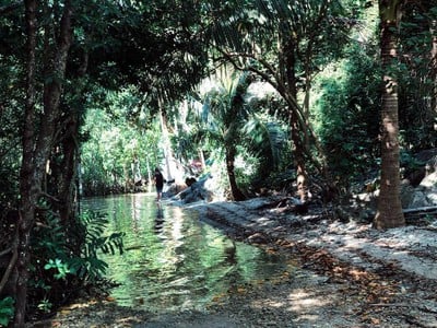 ทางเดินไปสะพาน ในวันที่น้ำขึ้นก็ต้องลุยกันหน่อย