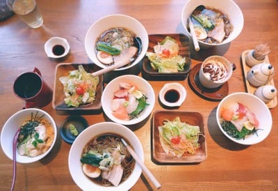 ร้านนี้จะขายพวกราเมง เป็นซุปใสครับ รสชาติกลางๆ ไม่ได้เข้มข้นมาก