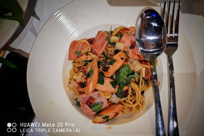 สปาเก๊ตตี้ไส้กรอกแฮมผัดพริกแห้ง