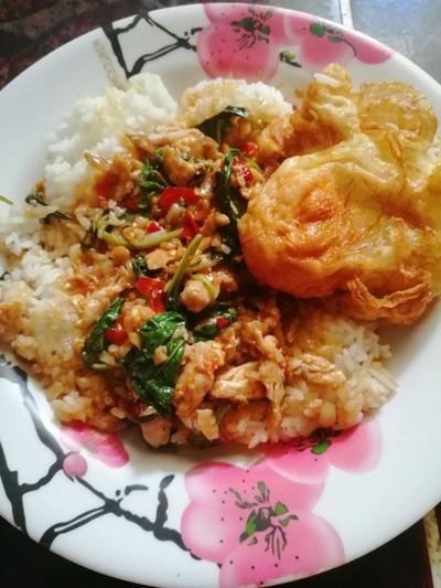 กระเพราไก่ไข่ลาวา