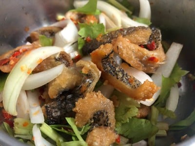 ยำปลาสลิดทอด