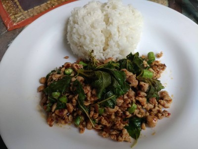 ข้าวหมูสับคั่วกระเพราริมสวน