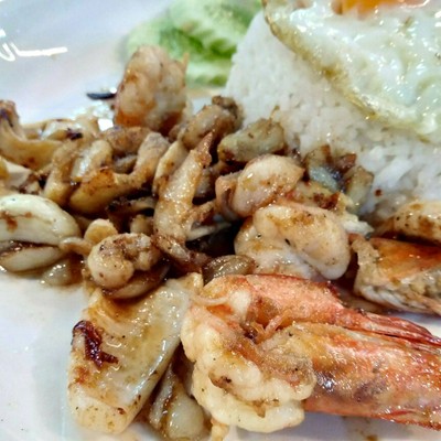 ข้าวราดกุ้งกระเทียม