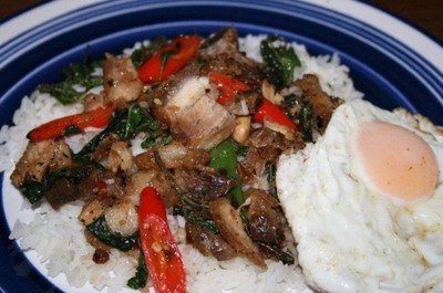 กะเพราหมูกรอบไข่ดาว