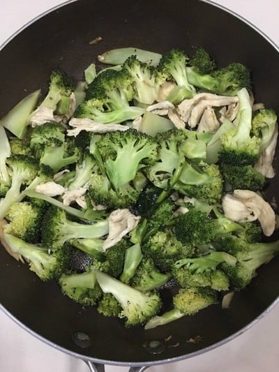 “ผัดบร็อคโคลี่อกไก่" “ผัดบร็อคโคลี่อกไก่"