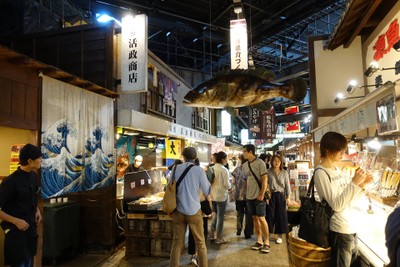 ด้านในมีร้านขายอาหาร โดยเฉพาะปลาดิบ