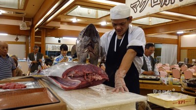 @ห้องอาหารรร. มีโชว์แร่ปลามากุโร วันละ2ครั้ง
-แร่แล้ว ให้แขกที่เข้าพักทาน