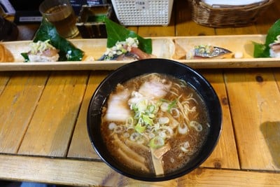 ราเมง + ปลาซาบะในกระบอกไม้ไผ่
อาหารขึ้นชื่อที่ร้าน