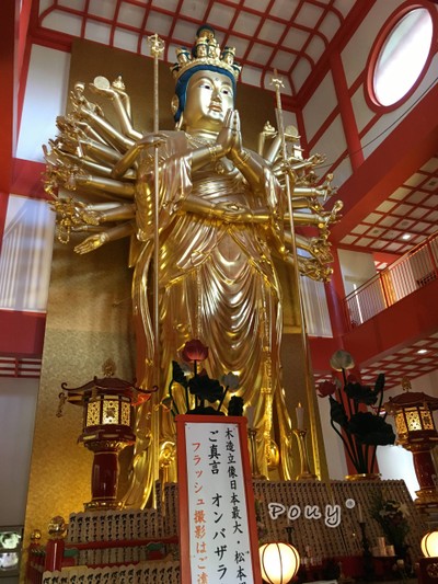 สักการะเจ้าแม่กวนอิมองค์ทอง