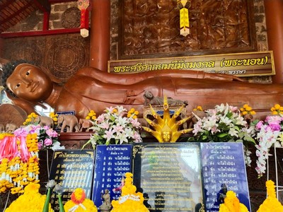 พระนอนไม้สักเก่าแก่ ของ อ.ฝาง