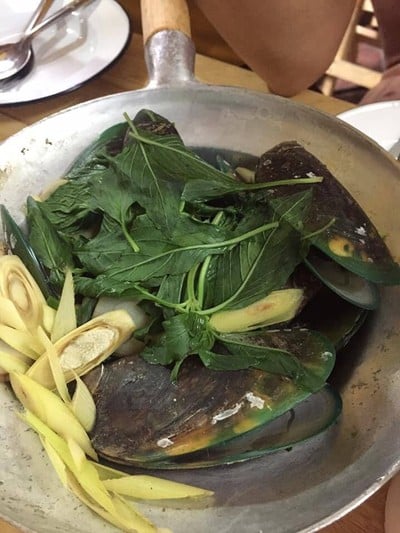 หอยแมลงภู่อบใบโหระพา