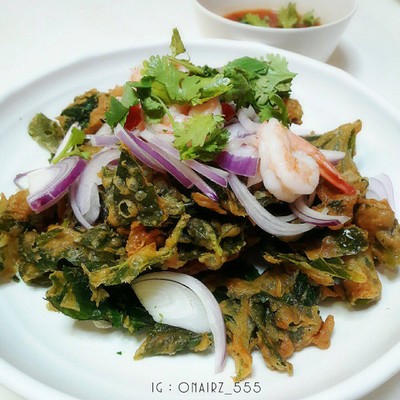 ยำผักบุ้งกรอบกุ้งสด