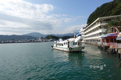 เรือเต่า บริการฟรีทุก15-20นาที ไว้รับส่ง ลูกค้าข้ามเกาะมาที่รร.