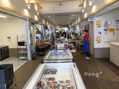 ด้านในตลาดเป็นตลาดเล็กๆ ขายของสด , ปลาดิบ