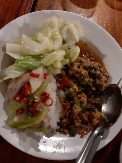 อาหารเย็นทานที่นี่เป็นบุฟเฟ่ตักอร่อยดีนะ