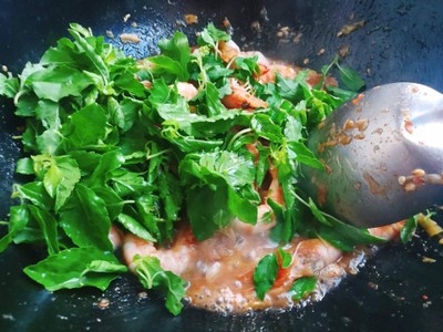 วิธีทำ ผัดกะเพราหมึกกุ้ง