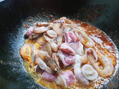 วิธีทำ ผัดกะเพราหมึกกุ้ง