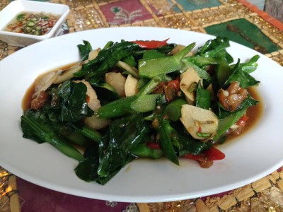 ผัดคะน้าหมูกรอบ