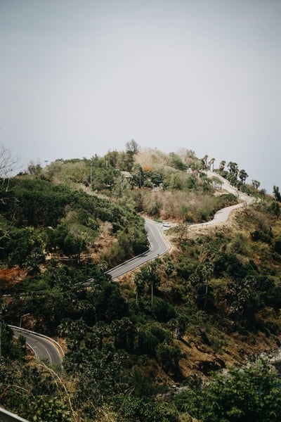 มองไปซ้ายมือเป็นเส้นทางที่จะมาจุดชมวิว ภาพเหมือนหลุดมาจาก การ์ตูน Initial D