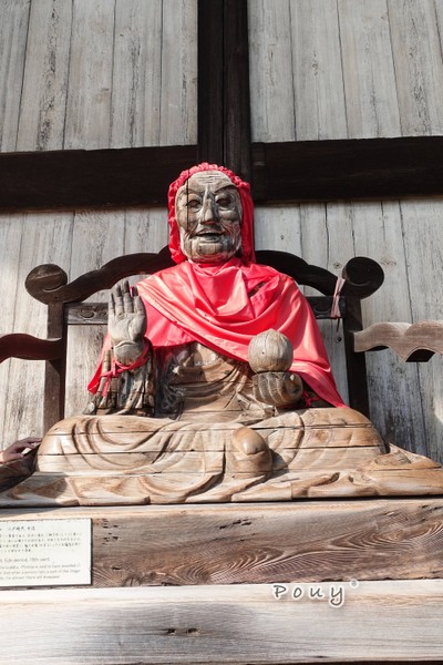 องค์พระPindola Bharadvaja ด้านหน้าประตู