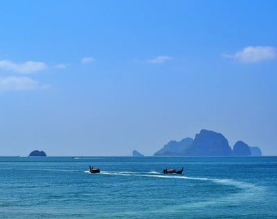 ออกไปสูดบรรยากาศ พามาให้ภูเขา ทะเลโอบกอดที่"ไร่เลย์"