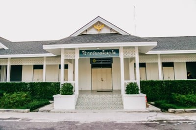 จากที่พักมาสู่ย่าน Old Town จะพบอาคาร ที่ทำการนี้ รอให้เราถ่ายรูป