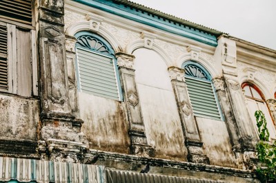 รอยดำของความเก่า ที่เข้ากันได้กับความงามแบบชิโนโปรตุกีส