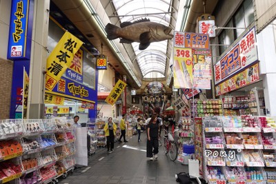 ตลาด "Kurumon "
อาหารสด ซูชิ ผลไม้ ของฝาก -- มีทุกอย่างที่ตลาดนี้