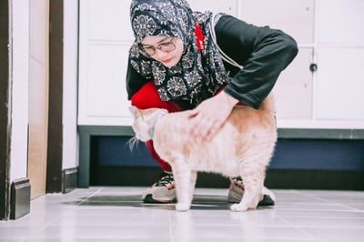 พี่ผู้หญิงเจ้าของการ์ฟิลด์บอกว่า แขกที่มาใหม่น้องจะมาดูแลทุกห้อง