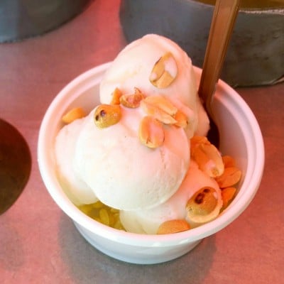 ไอครีมกะทิ มีเครื่องมากมายให้เลือก